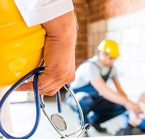 Persona aplicando primeros auxilios a víctima de durante una capacitación