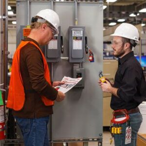 Operario aplicando procedimiento LOTO con candado de seguridad