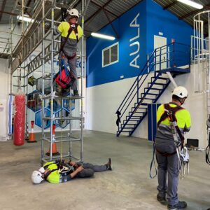 Instructor realizando simulación de rescate en altura